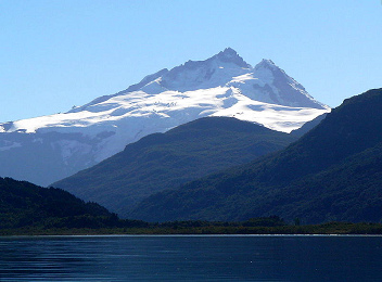 El volc�n Tronador
                        antes fue llamado Amun-Kar, aqu� se lo ve con el
                        lago Mascardi