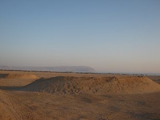 W�stenh�gel mit sicht auf die Bucht
                              von Arica mit dem Morroberg (cerro Morro)