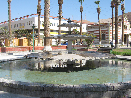 Der Zugplatz, Brunnen mit Tauben und
                            Ende (02)