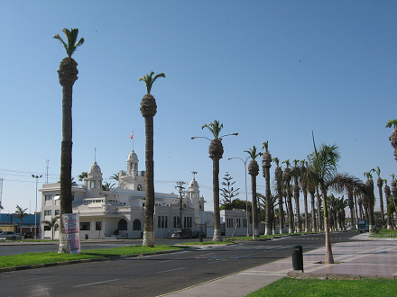 Nun folgt die Sicht auf die
                            Heilige-Martin-Allee ("avenida San
                            Mart�n"), dahinter das Hauptgeb�ude der
                            chilenischen Flotte ("armada").
                            Dieses weisse Haus �hnelt eher einem
                            Religionsgeb�ude als einem militaristischem
                            Ministerium.
