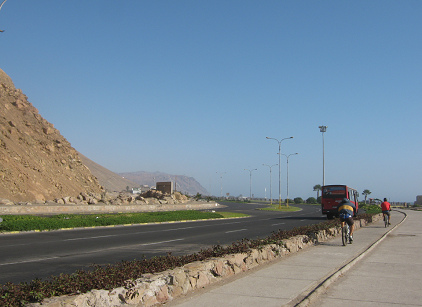 Allee zum Strand von Arica, Velofahrer
                (Fahrradfahrer)