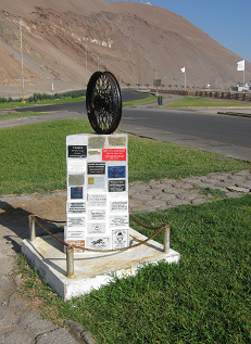 Alle zum Strand von Arica, ein Denkmal mit
                    einem Rad, Nahaufnahme