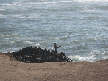 Ein Fischer am wilden Meer
