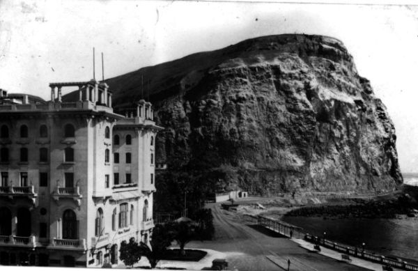 Der Morroberg
                        blockiert die Durchfahrt nach S�den, hier ein
                        Foto mit dem Hotel Pazifik ("hotel
                        Pac�fico") vor dem Abriss [2]. Man sieht
                        keine Palmenreihe, aber daf�r herrscht Ruhe
                        hier.