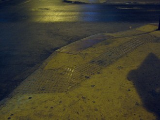 Trottoir (B�rgersteig) mit eingelegter
                        Oberfl�che f�r Sehbehinderte und Blinde