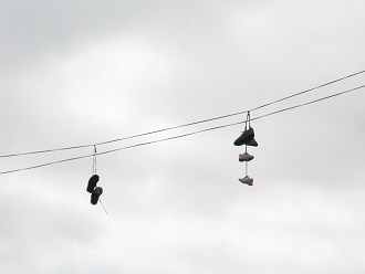 Da h�ngen Turnschuhe
                                �ber der Strasse in Arica (02), 11. Mai
                                2010, Nahaufnahme