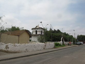 Mauer mit kleinem Kapellenturm