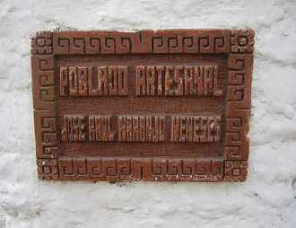 Kunsthandwerkerdorf von Arica, die
                            Tafel am Eingang: "Kunsthandwerkerdorf
                            - Jos� Raul Naranjo Meneses"
