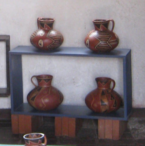 Kunsthandwerkerdorf von Arica,
                          ausgestellte Keramiken, grosse Gef�sse