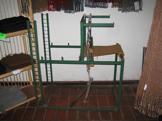 Werkst�tte Nr. 4 (Alpaca-Wollweberei),
                            ein Webstuhl