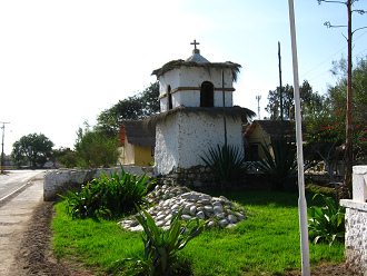 Hualles-Strasse, der Kapellenturm des
                            Kunsthandwerkerdorfs