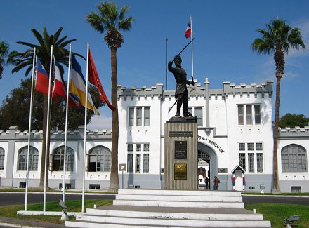 Velasquezallee, das Denkmal mit
                                    dem Oberstleutnant Juan Jos� San
                                    Mart�n, Sicht von vorn