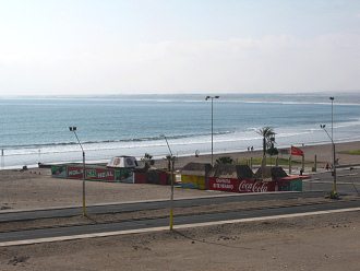 Der Chinchorrostrand mit geschlossenen
                          Restaurants