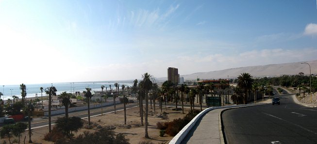Blick auf den Chinchorrostrand mit der
                            Rampe P�rez-Zujovic-Allee, Panorama