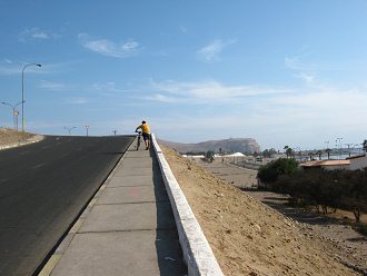 Blick zur�ck auf den Morroberg
                                  01, mit Rampe und Velofahrer
                                  (Fahrradfahrer), der schiebt