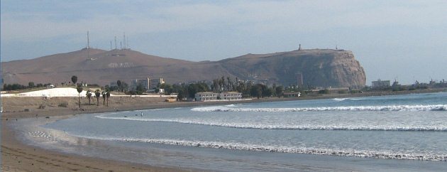 La playa Chinchorro con cerro Morro 03,
                            primer plano