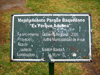 Baquedanoplatz, die Tafel zur
                                Renovation von 2005, Nahaufnahme