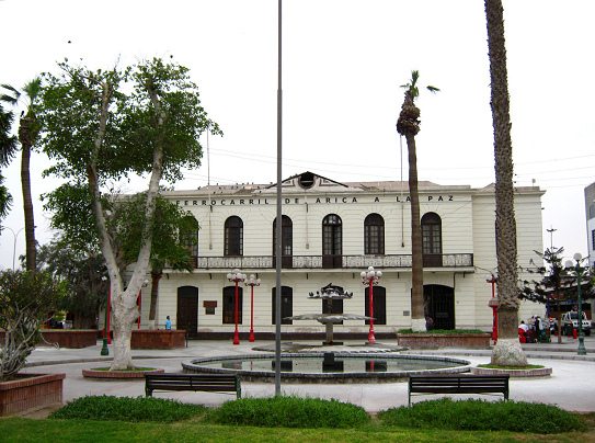 Die Bahnstation f�r die Z�ge von Arica
                          nach La Paz (Hauptstadt Boliviens) mit dem
                          runden Brunnen auf dem Zugplatz in Arica