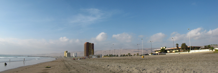 Der Chinchorrostrand
                                            mit dem olympischen
                                            Schwimmstadion, Panorama