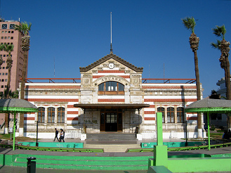 Plaza Baquedano, la ex aduana
                                    de Gustave Eiffel con el anfiteatro