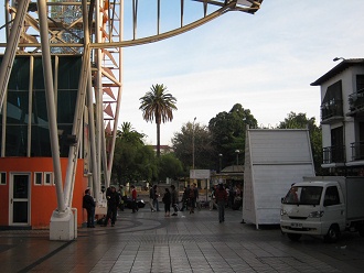 El terminal Alameda con una palmera al
                        fondo