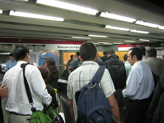 Estaci�n del metro subterr�neo
                        "Universidad de Santiago", la cola en
                        la entrada al and�n