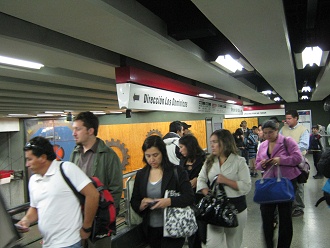 Estaci�n del metro subterr�neo
                        "Universidad de Santiago", el acceso
                        para "Dominicos"