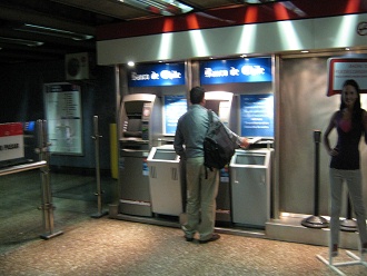 La estaci�n del metro subterr�neo "La
                        Moneda", cajeros