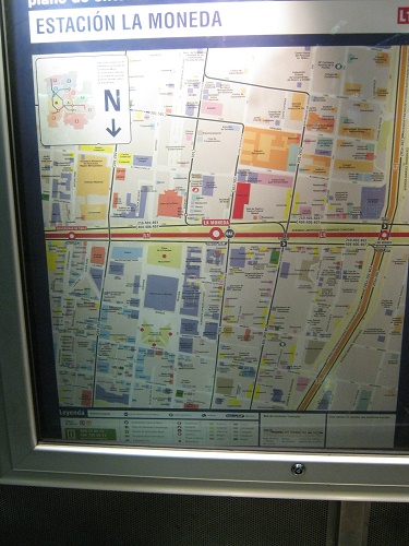 La estaci�n del tren subterr�neo "La
                        Moneda", mapa del barrio
