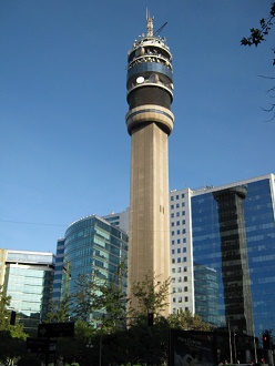 La torre portaantenas cerca de la estaci�n
                        "La Moneda"