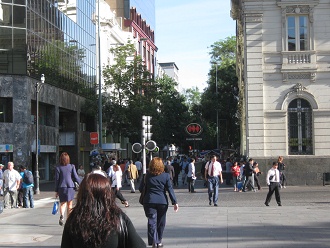 Plaza central (plaza de Armas), la entrada
                        del tren subter�neo con el logotipo con los tres
                        trapecios