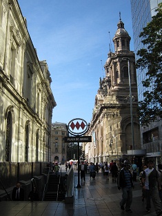 Plaza central (plaza de Armas), la entrada
                        a la estaci�n del tren subterr�neo con tres
                        trapecios, primer plano