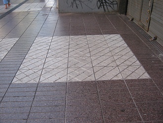Paseo Puente, piso en mayolicas con dise�o
                        de cuadrados blancos