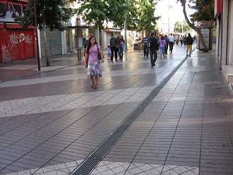 Paseo Puente, combinaci�n de bandas
                        inclinadas con cuadrados