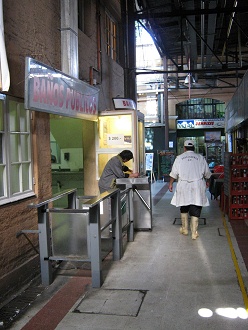 Mercado central, ba�os para 200 pesos
                        chilenos