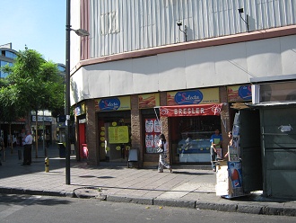 La esquina de la calle 21 de Mayo con la
                        calle San Pablo, un restaurante de comida
                        r�pida