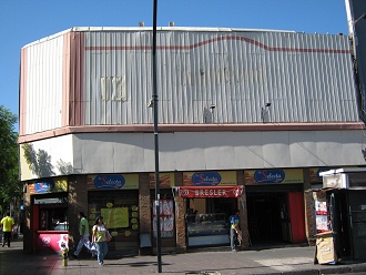 La esquina de la calle 21 de Mayo con la
                        calle San Pablo, un restaurante de comida r�pida
                        02