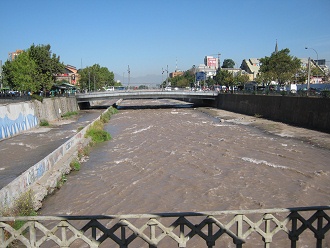 El r�o Mapocho, vista por abajo al oeste