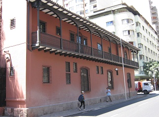Avenida McIver, casa roja, primer plano