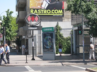 La estaci�n del metro subterr�neo Cumming,
                        placa y logotipo