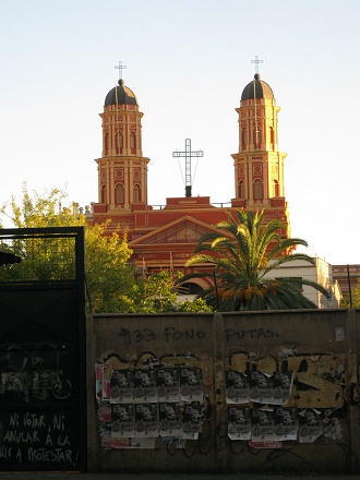 Iglesia en la plaza Brasil, vista de la
                        avenida catedral en el sol de la tarde