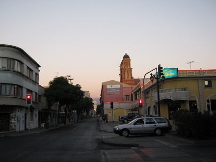 Avenida Hu�rfanos, la vista a la iglesia en
                        la plaza Brasil