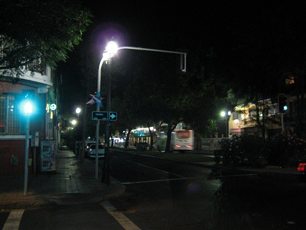 La avenida Cumming en la noche