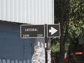 R�tulo de la avenida Catedral, primer
                        plano
