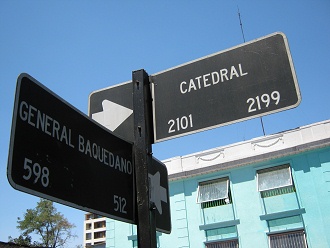 R�tulos de la avenida Catedral y de la
                        avenida Baquedano