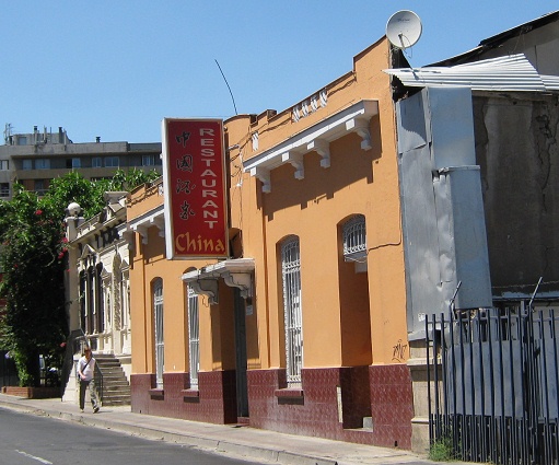 Restaurante chino en la avenida Catedral,
                        primer plano