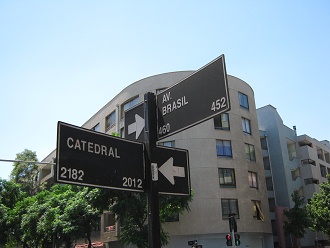 R�tulos avenida Catedral con avenida
                        Brasil