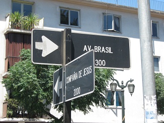 R�tulos avenida Brasil y avenida Compa�a de
                        Jes�s, primer plano