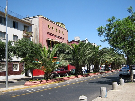 Avenida Brasil, franja central con
                        palmeras
