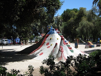 El parque infantil en la plaza
                                Brasil, un tobog�n volc�nico 01